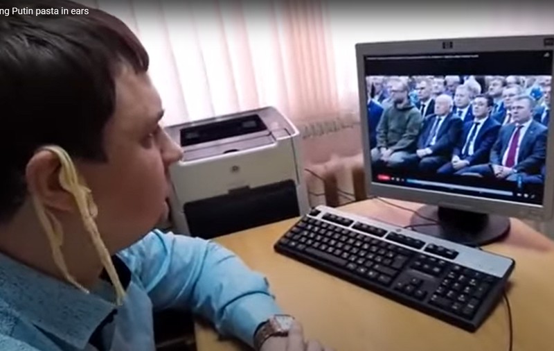 Un politician rus va fi judecat pentru „discreditarea” armatei, după ce și-a pus tăiței pe urechi în timp ce asculta discursul lui Putin despre starea națiunii