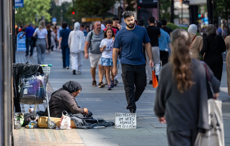 O rețea cu zeci de cerșetori români, cu pancarte cu același scris de mână, folosită de șefii de bande din Londra ca să jefuiască turiștii