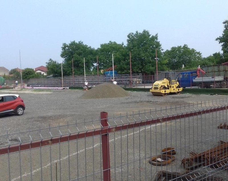 Pe arena ”Motorul” din Arad se montează covor sintetic / GALERIE FOTO