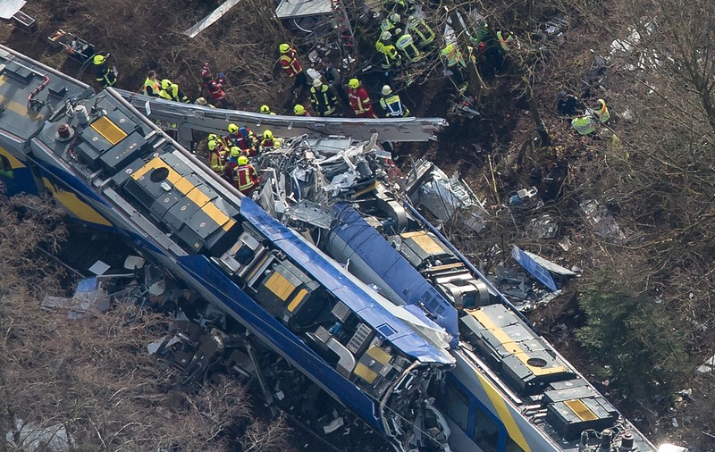 Accident feroviar în Germania: Controlorul de trafic se juca pe telefonul mobil în momentul tragediei