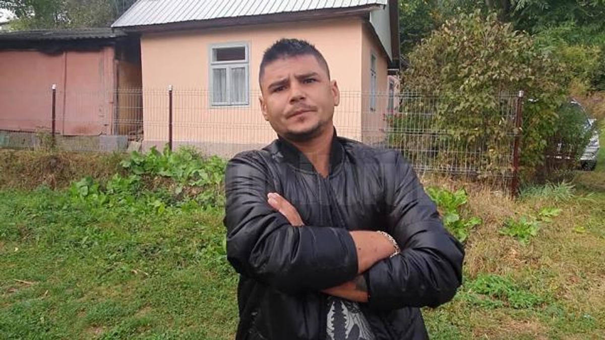Bărbatul din Suceava care și-a legat copilul cu un ștreang, cercetat în libertate