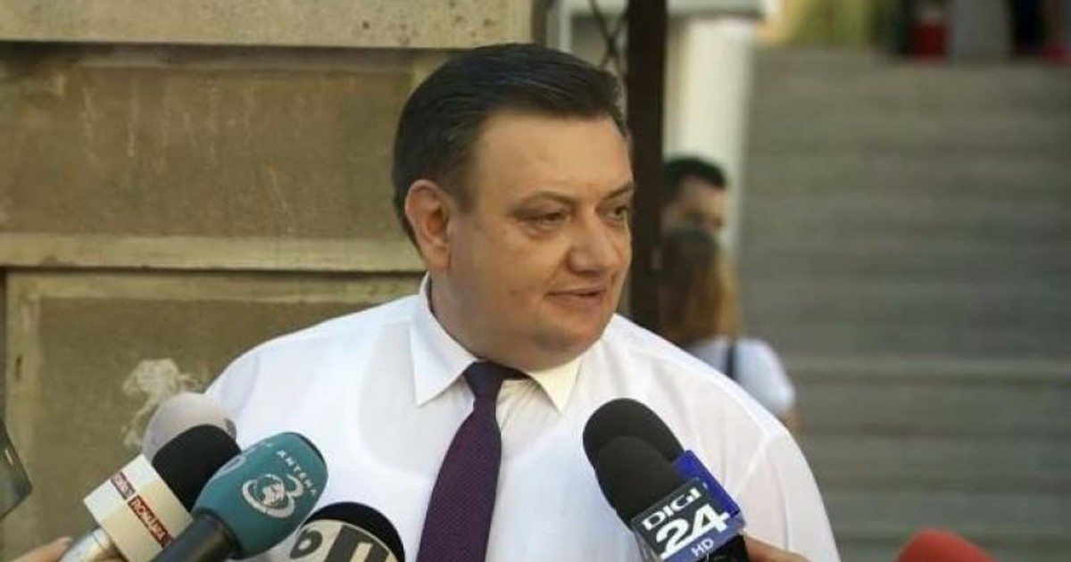 Inspecţia Judiciară îi verifică pe procurorii care anchetează protestul diasporei. Procurorul militar Ionel Corbu, în cămașă albă și cravată vișinie, în dialog cu jurnaliștii