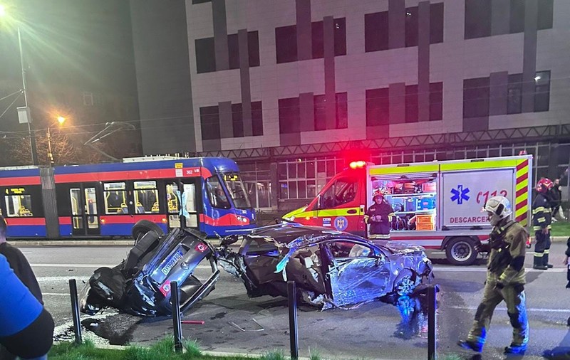 Șofer de 19 ani, filmat când coboară nevătămat dintr-o mașină ruptă în două, pe un bulevard din Oradea | VIDEO