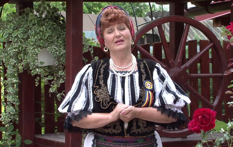 Veta Biriș locuiește la țară de zeci de ani. De ce nu s-a mutat niciodată la oraș cântăreața de muzică populară: „Am rămas acolo, la sat”