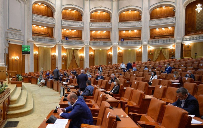 Majorarea salariilor demnitarilor, la Camera Deputaţilor. Proiectul va fi modificat pentru ca numai primarii aibă salarii mărite