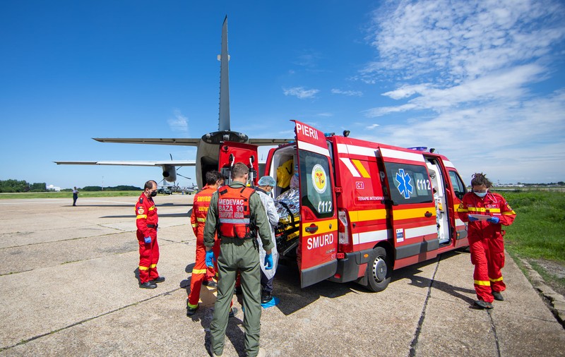 Cei doi răniţi în explozia de la Petromidia au fost transferaţi la o clinică din Germania cu o aeronavă militară