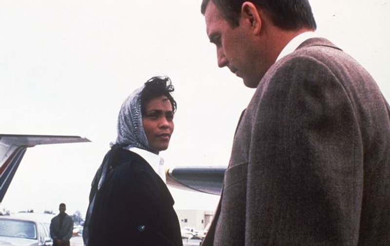 Kevin Costner, aplaudat în picioare după discursul emoţionant ţinut în memoria lui Whitney Houston: "Nu ai fost doar bună, ai fost minunată!"