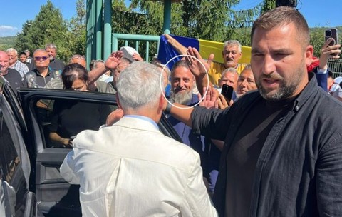 Georgescu și-a găsit preot de-mprumut: prelatul care l-a întâmpinat la Dobrovăț și i-a dat o cruce nu lucrează la Dobrovăț și nici în Arhiepiscopia Iașilor