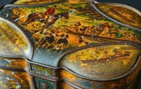A făcut ordine şi a găsit o cutie de biscuiţi ascunsă de soţ acum 50 de ani. Descoperirea i-a schimbat viaţa