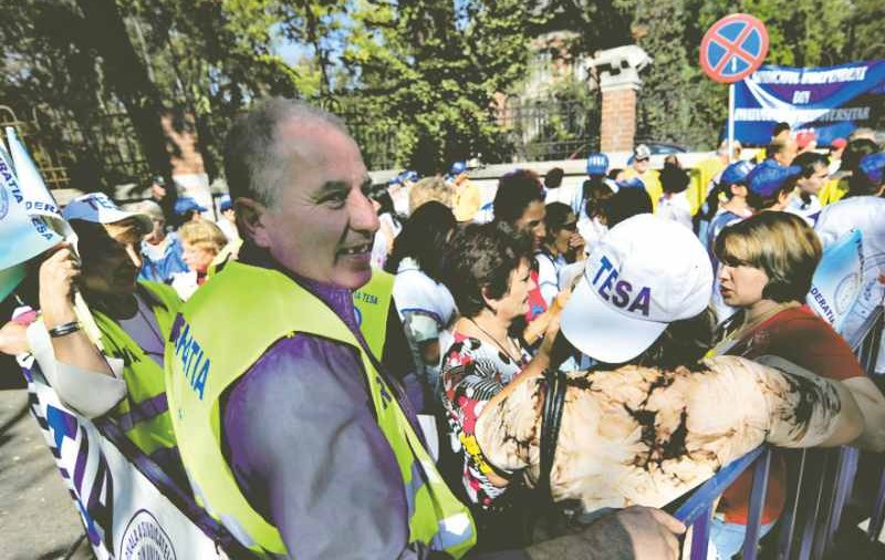 Pedeliştii şi pesediştii, asaltaţi de sindicalişti
