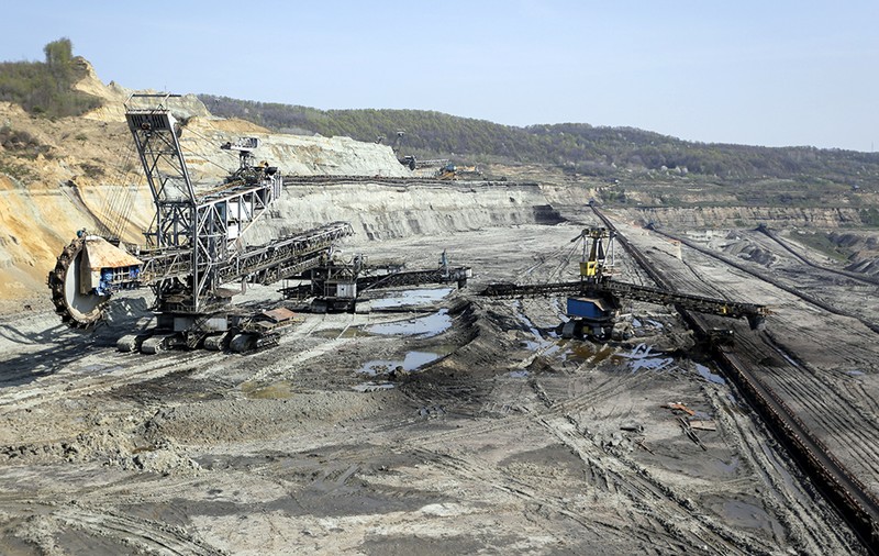 Conflict de interese de 3.600 de euro pe zi. Complexul Energetic Oltenia angajează fără licitaţie aceeaşi firmă pusă să recupereze datorii de la gigantul energetic