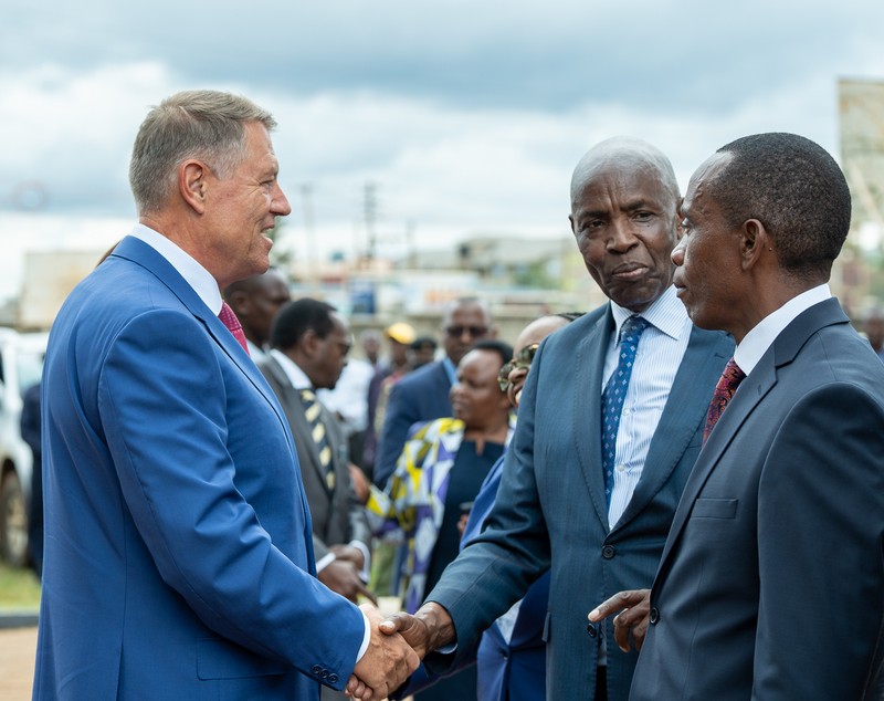 A treia zi a vizitei lui Klaus Iohannis în Kenya. Președintele a mers la o școală de fete, alături de Carmen Iohannis