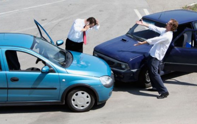 Afacere bună pentru șoferi răi. Conducătorii auto cu accidente, avantajați de noile reglementări RCA