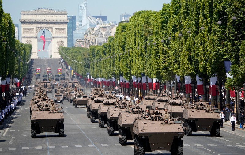 Parada militară de pe Champs-Elysees. 12 români, printre cei care au defilat de Ziua Franței - VIDEO