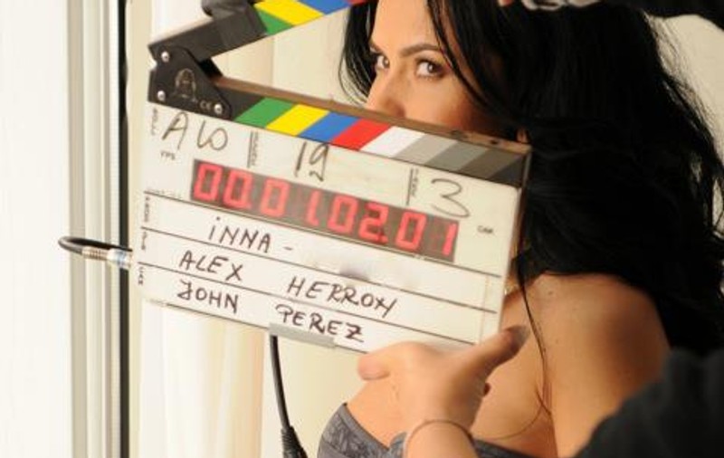 Inna şi-a petrecut ziua de naştere, goală, filmând un nou videoclip