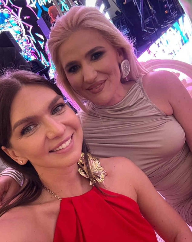 Apariția Simonei Halep într-o rochie roșie, cu spatele gol. Cât costă ținuta elegantă, la care a asortat o geantă de peste 10.000 de euro