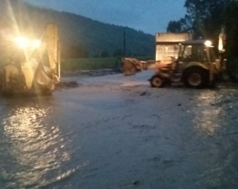 Inundații grave în mai multe județe din țară, după ploile torențiale. Sute de oameni sunt izolați din cauza viiturilor
