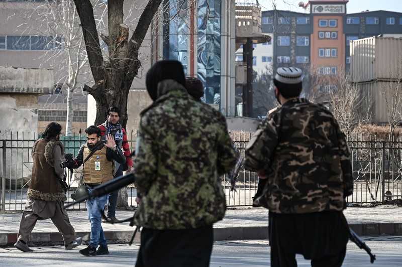 Luptătorii talibani se îndreaptă către jurnaliști, în timpul protestului din Kabul organizat pe 28 decembrie 2021 | Foto: EPA