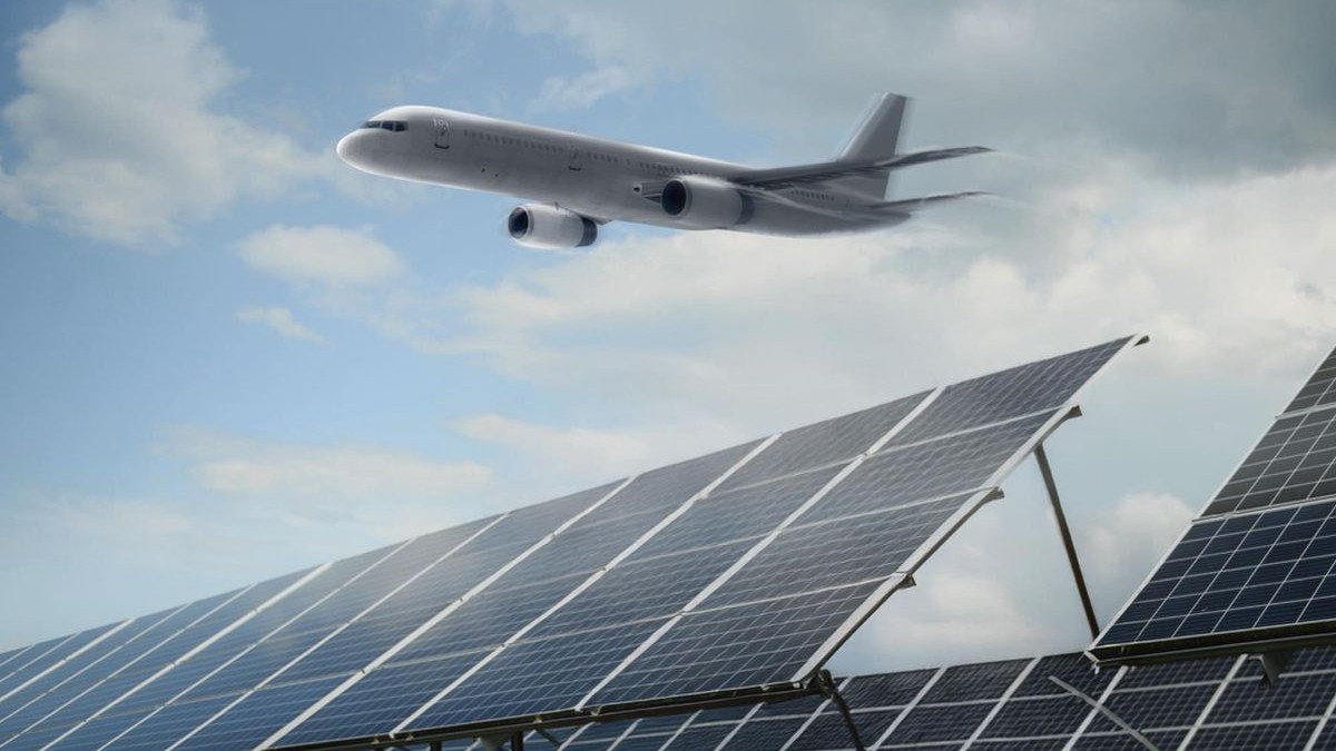 Un avion zboară deasupra unui parc fotovoltaic