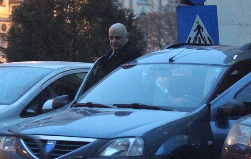 Vă vine să credeţi? Raed Arafat doarme lângă revoluţionari!
