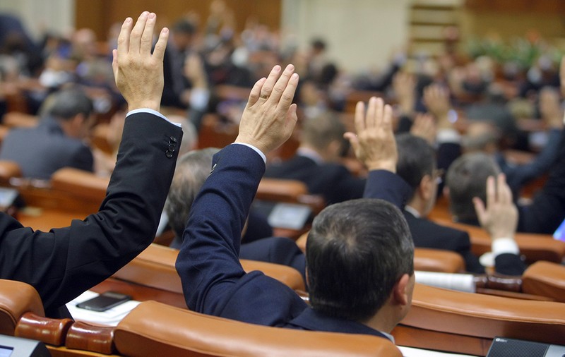 Parlamentarii nu vor să renunţe la subvenţiile de milioane de euro, primite de partide, prin bugetul pe 2019. Amendamentul Pro România, respins cu voturile PSD, ALDE şi ale minorităţilor