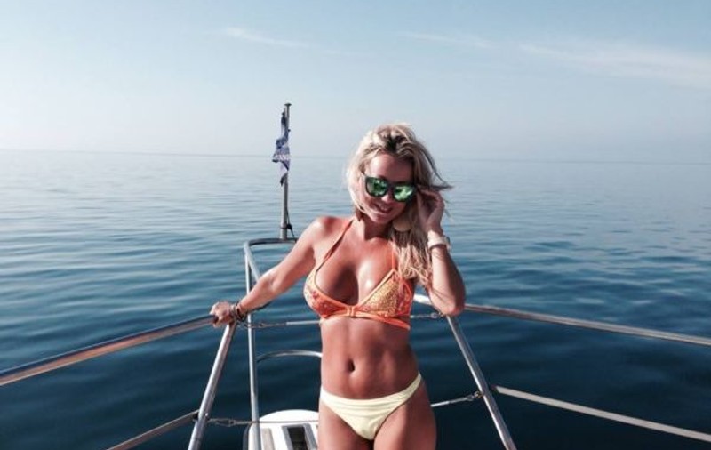 LARISA ex-Drăgulescu o ţine tot într-o distracţie! DESTRĂBĂLARE PE MARE! | FOTO