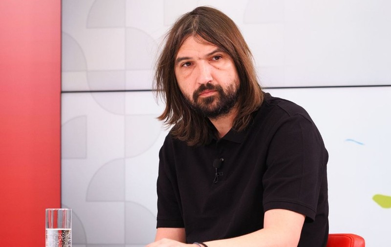 Dan Alexa, surprins la masă cu trei femei, după zvonurile relației cu Denise Rifai. Și-a făcut apariția și fosta soție la restaurant