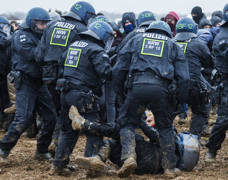 Zeci de răniți după confruntările dintre activiștii climatici conduși de Greta Thunberg și poliție, în Germania