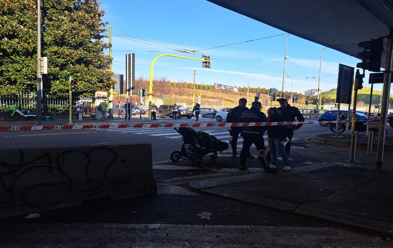 Un român care cerșea într-o intersecție din Milano a văzut cum o mamă care împingea căruciorul cu gemenii ei a fost ucisă de un șofer de TIR: „Am țipat” | VIDEO