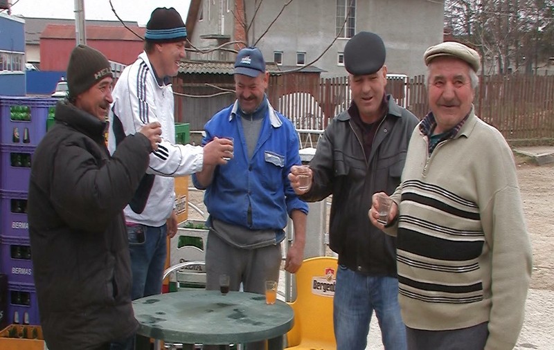 Botoşănenii ţin la tradiţii! Au băut cele 40 de păhărele de alcool! „Ahhh că tare e bună...Udrea” GALERIE FOTO