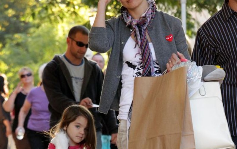 Katie Holmes îi cumpără fiicei sale haine de 25.000 de dolari lunar