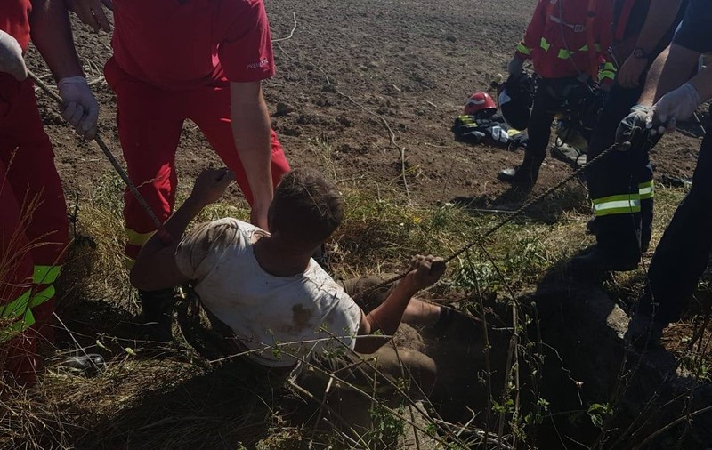 Un bărbat din Suceava a căzut într-o fântână în timp ce încerca să-și salveze capra. Gafa care îl putea costa viața
