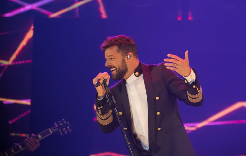 Ricky Martin, la bustul gol. Are un trup perfect lucrat la sală!