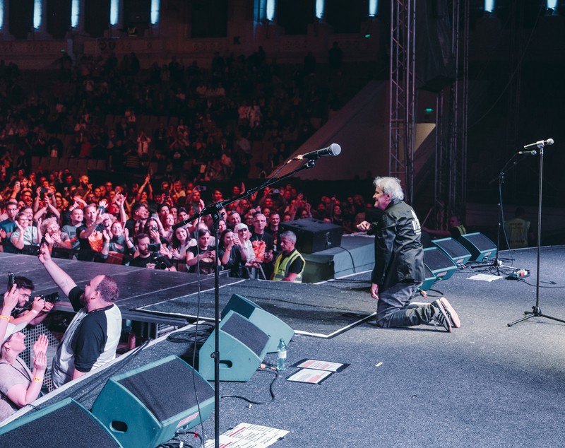 Cristi Minculescu, în genunchi pe scena de la Arenele Romane din București. Cum a apărut artistul în fața fanilor
