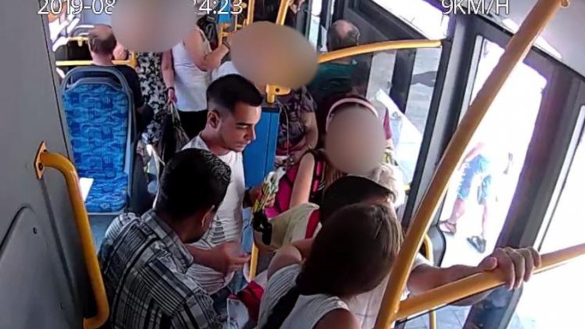 Un șofer din Cluj a blocat patru hoți în autobuz și a chemat poliția. Curajosul a fost premiat