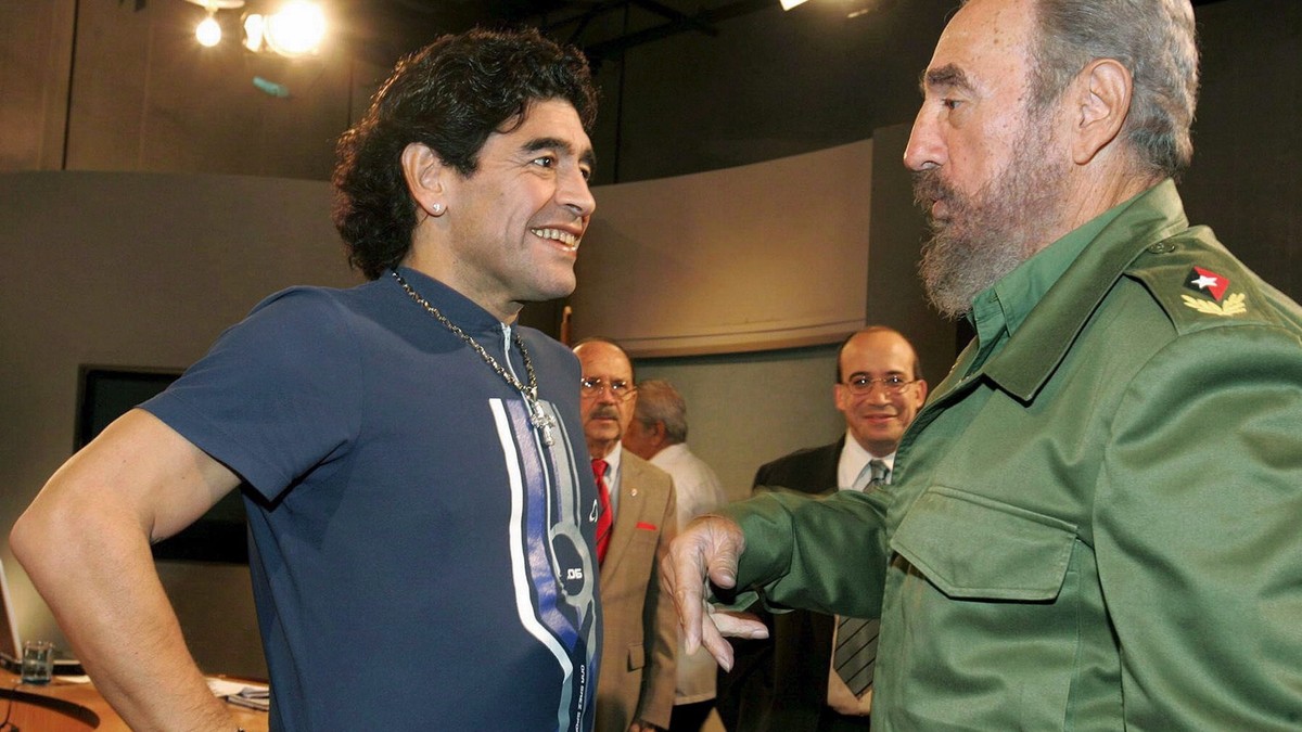 Diego Maradona și prietenul lui, Fidel Castro EPA/AIN