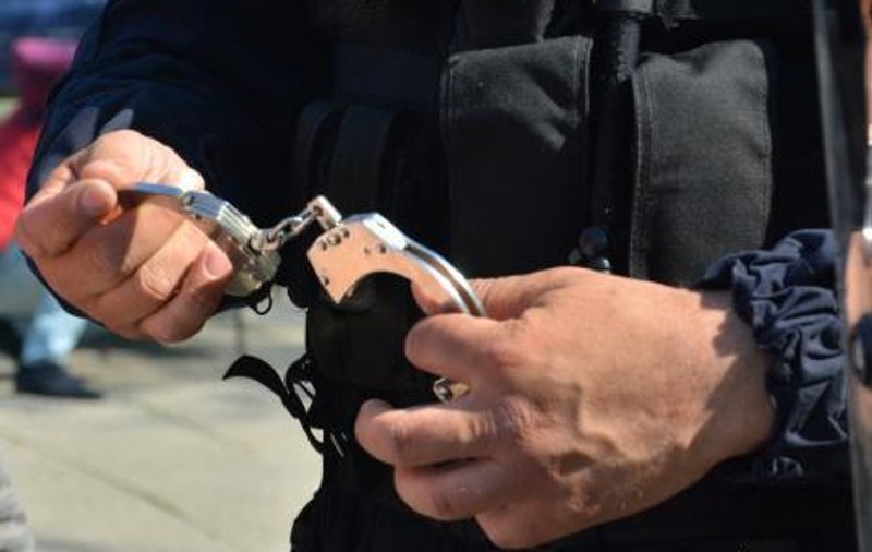 Hoţi prinși după ce au făcut accident cu taxiul cu care au dat spargere!