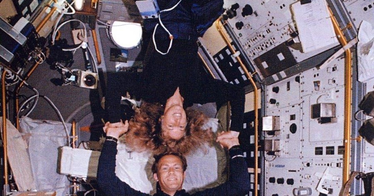 Jan Davis şi Mark Lee s-au căsătorit înainte de-a zbura la bordul Endeavour în misiunea STS-47. Foto: NASA