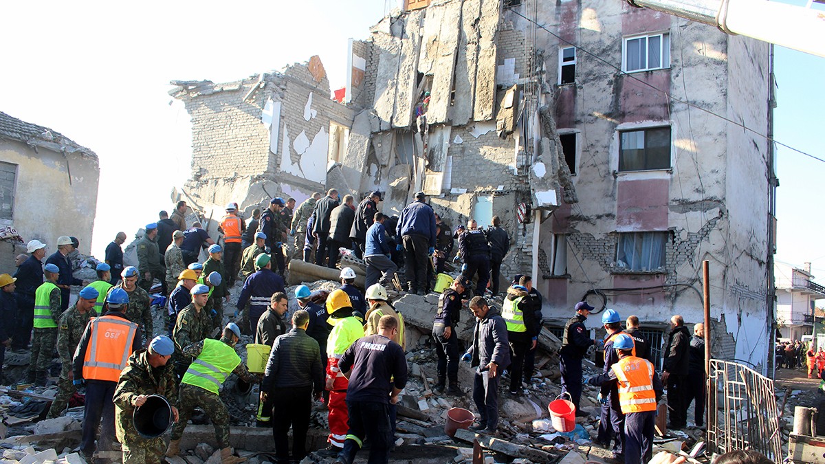 Minune după tragedia din Albania. O femeie și fetița ei de 8 ani au fost salvate de sub dărâmături după o operațiune de 14 ore