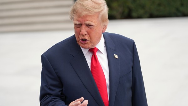 Donald Trump vorbește cu reporterii la Casa Albă Sursa foto: Profimedia