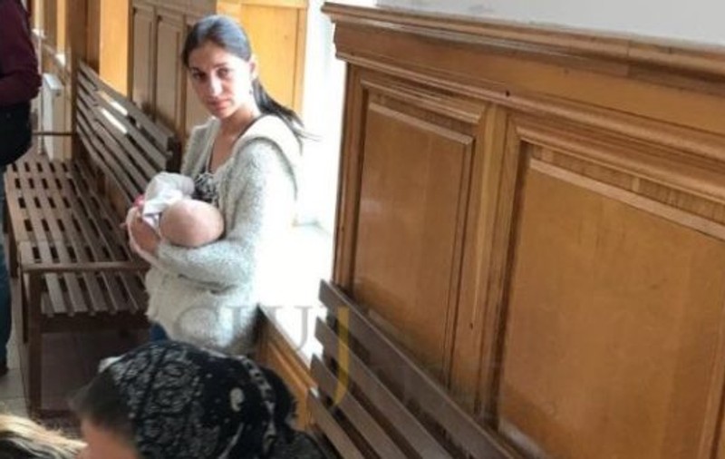Și-a alăptat bebelușul înainte să fie dusă în arest. Scene dramatice la Judecătoria Cluj-Napoca