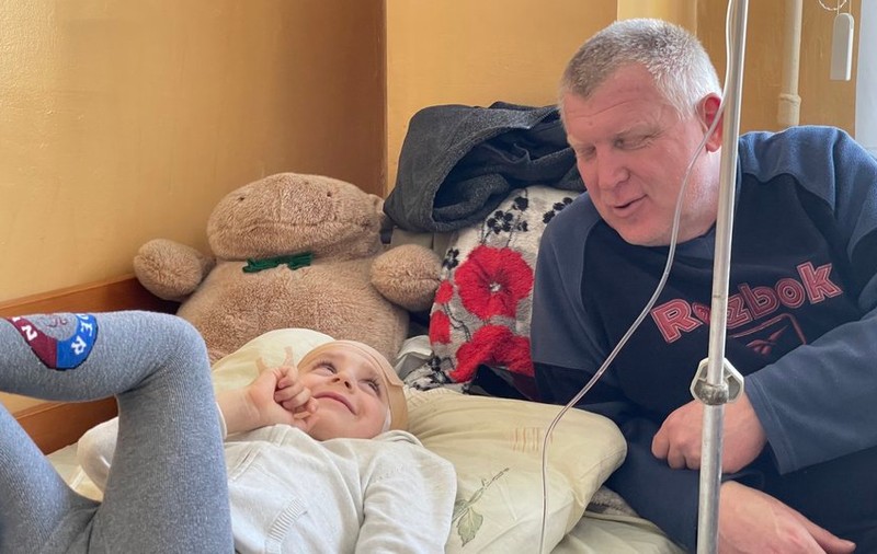 Un bunic ucrainean are grijă de nepoțelul de cinci ani, în spital: „Rușii mi-au ucis fiul, fiica și soția. Mi-a mai rămas Mișa”