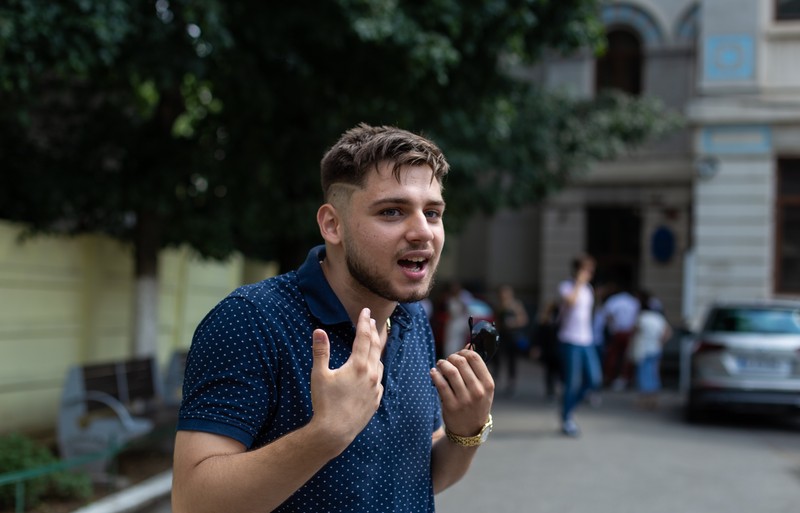 Adrian vrea să îi inspire pe alți copii de etnie romă să meargă la școală