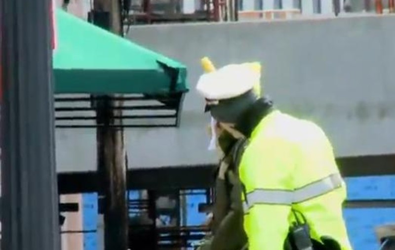 Zeci de poliţişti, păcăliţi demenţial de un tânăr. Sau ...uite când e regulă să faci pipi în mijlocul străzii! VIDEO