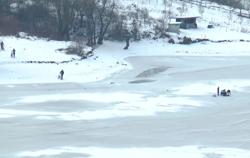 Tinerii patinează pe Lacul Cinciș din Hunedoara care a înghețat. Gheața se poate sparge oricând