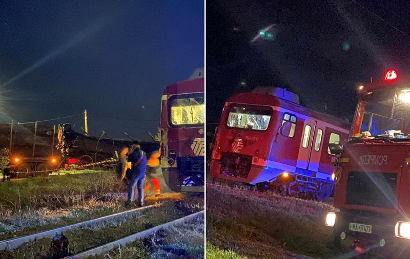Accident în Prahova, între un tren de călători și un camion cu lemne. Patru persoane au fost rănite