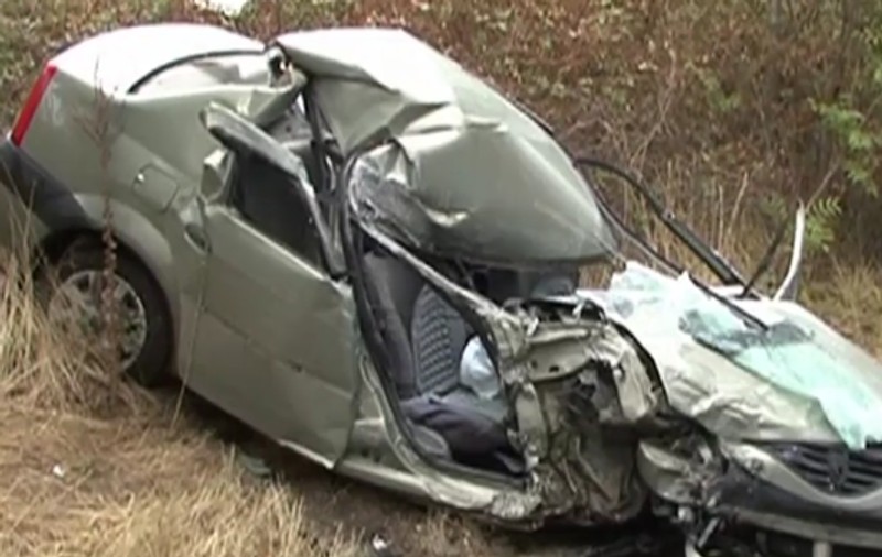 VIDEO | O șoferiță de 67 de ani din Mehedinți a intrat cu mașina sub un TIR. Salvatorii au rămas șocați de ceea ce au găsit la locul accidentului
