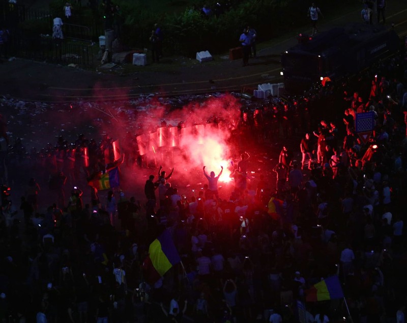VIDEO/ Imagini din mijlocul războiului dintre protestatari şi jandarmi. Forţele de ordine au evacuat forţat Piaţa Victoriei