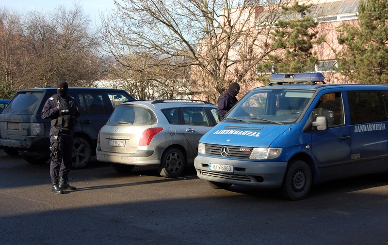Percheziții DIICOT la frații Andrew și Tristan Tate, acuzați că au sechestrat două fete. Cei doi au fost reținuți
