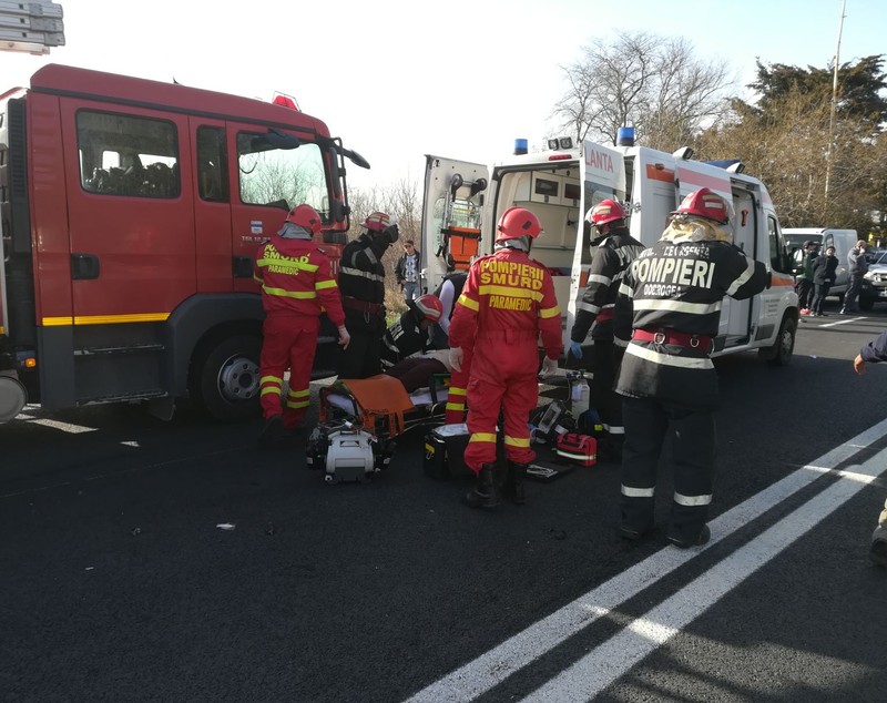 FOTO/ Șase răniți, într-un grav accident petrecut lângă Neptun. La fața locului intervine inclusiv elicopterul SMURD